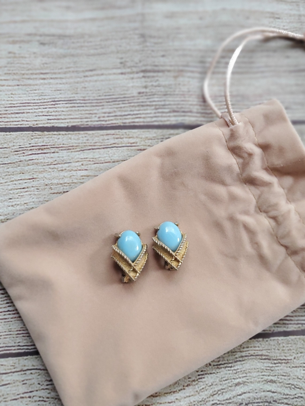 5/$20🌟Vintage Gold-Tone Blue Cabochon Clip Earrings